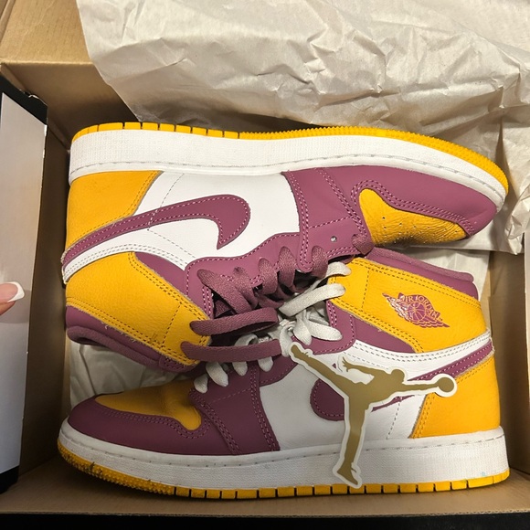 These are the university gold/white/light Bordeaux Jordan 1’s. - Picture 3 of 7